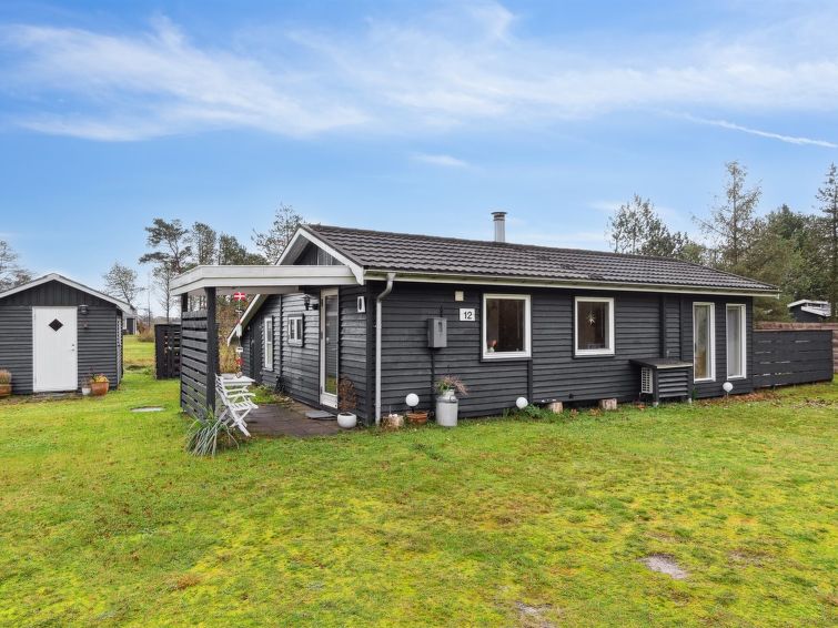"Antonella" - 400m from the sea", huis 2-kamers 54 m2. Het objekt is geschikt voor 4 volwassenen + 1 kinderen. Woonkamer met TV en radio. 1 kamer met 1 2-pers bed. 1 kamer met 2 bedden. Keuken (oven, ..
