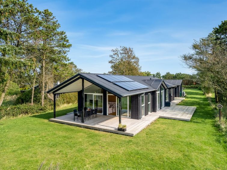 "Hildegardt" - 150m from the sea", huis 4-kamers 131 m2. Het objekt is geschikt voor 6 volwassenen. Woonkamer met TV. 1 kamer met 1 2-pers bed. 1 kamer met 1 2-pers bed. Studio 1 kamer met met 2 bedde..