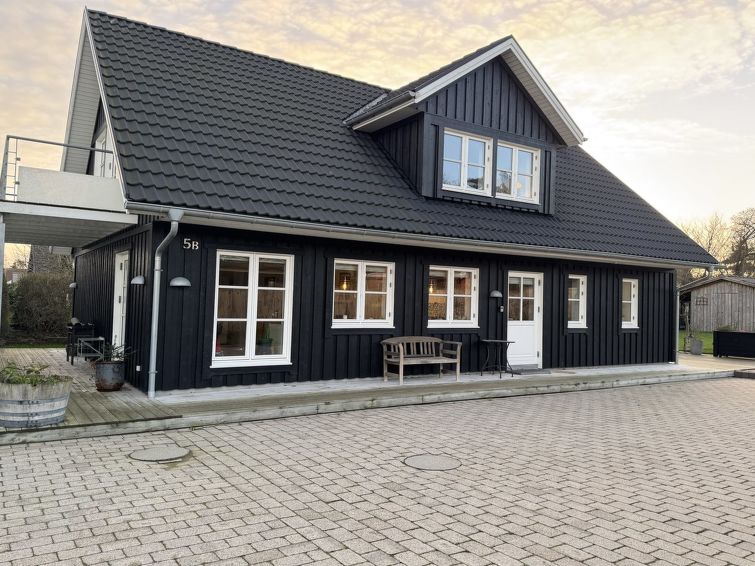 "Brune" - 330m from the sea", huis 4-kamers 159 m2. Het objekt is geschikt voor 10 volwassenen. Woonkamer met 1 2-pers divanbed en TV. 1 kamer met 1 2-pers bed. 1 kamer met 1 2-pers divanbed. 1 kamer ..