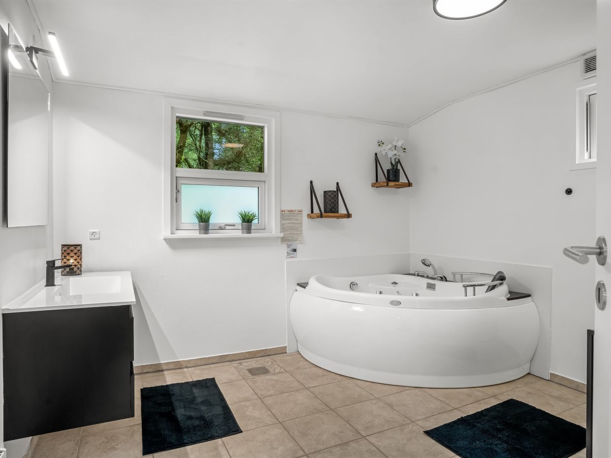 "Eikka" -  from the sea - Binnen