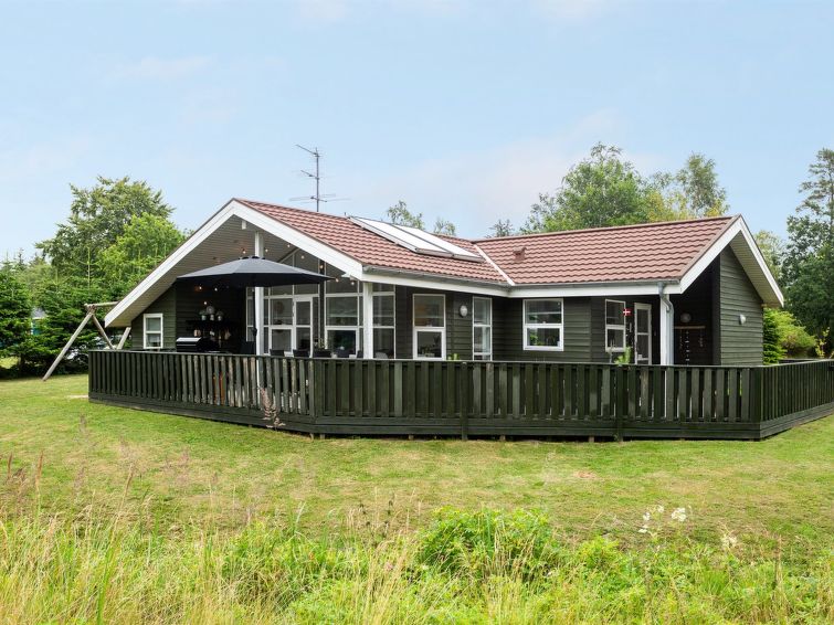 "Asgard" - 500m from the sea", huis 3-kamers 100 m2. Het objekt is geschikt voor 6 volwassenen. Woonkamer met TV. 1 kamer met 1 2-pers bed. 1 kamer met 1 2-pers bed. 1 kamer met 1 2-pers bed. Keuken (..