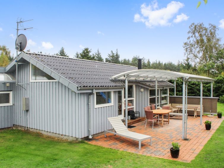 "Albertina" - 200m from the sea", huis 3-kamers 65 m2. Het objekt is geschikt voor 6 volwassenen. Woonkamer met TV en DVD. 1 kamer met 1 2-pers bed. 1 kamer met 1 2-pers bed. 1 kamer met 1 x 2 stapelb..