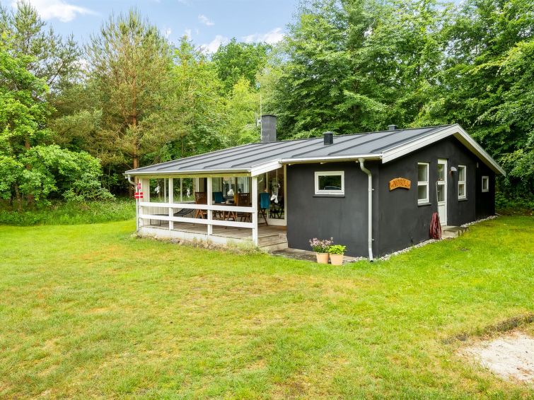 "Fergie" - 400m from the sea", 3-Zimmer-Haus 70 m2. Objekt geeignet für 6 Erwachsene. Wohnzimmer mit TV, CD und DVD. 1 Zimmer mit 1 Doppelbett. 1 Zimmer mit 2 Betten. 1 Zimmer mit 1 x 2 Etagenbetten...