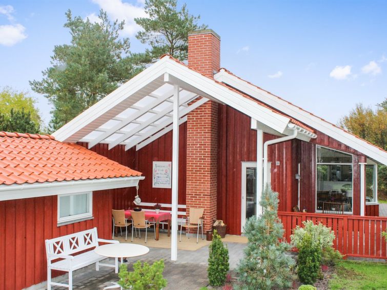 "Erja" - 150m from the sea", huis 3-kamers 93 m2. Het objekt is geschikt voor 6 volwassenen. Woonkamer met TV, radio en CD-speler. 1 kamer met 1 2-pers bed. 1 kamer met 2 bedden. 1 kamer met 2 divanbe..