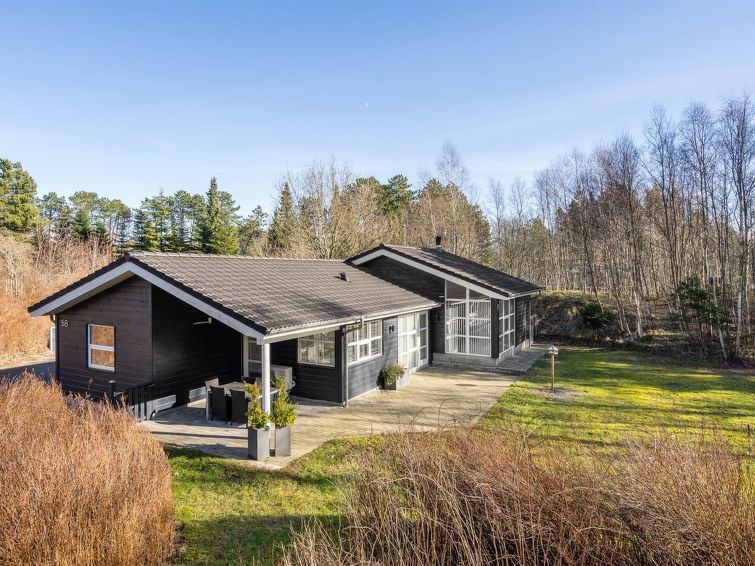 "Ulfsten" - 1.6km from the sea", huis 3-kamers 119 m2. Het objekt is geschikt voor 4 volwassenen + 2 kinderen. Woonkamer met radio, CD-speler en DVD. 1 kamer met 1 2-pers bed. 1 kamer met 1 2-pers bed..