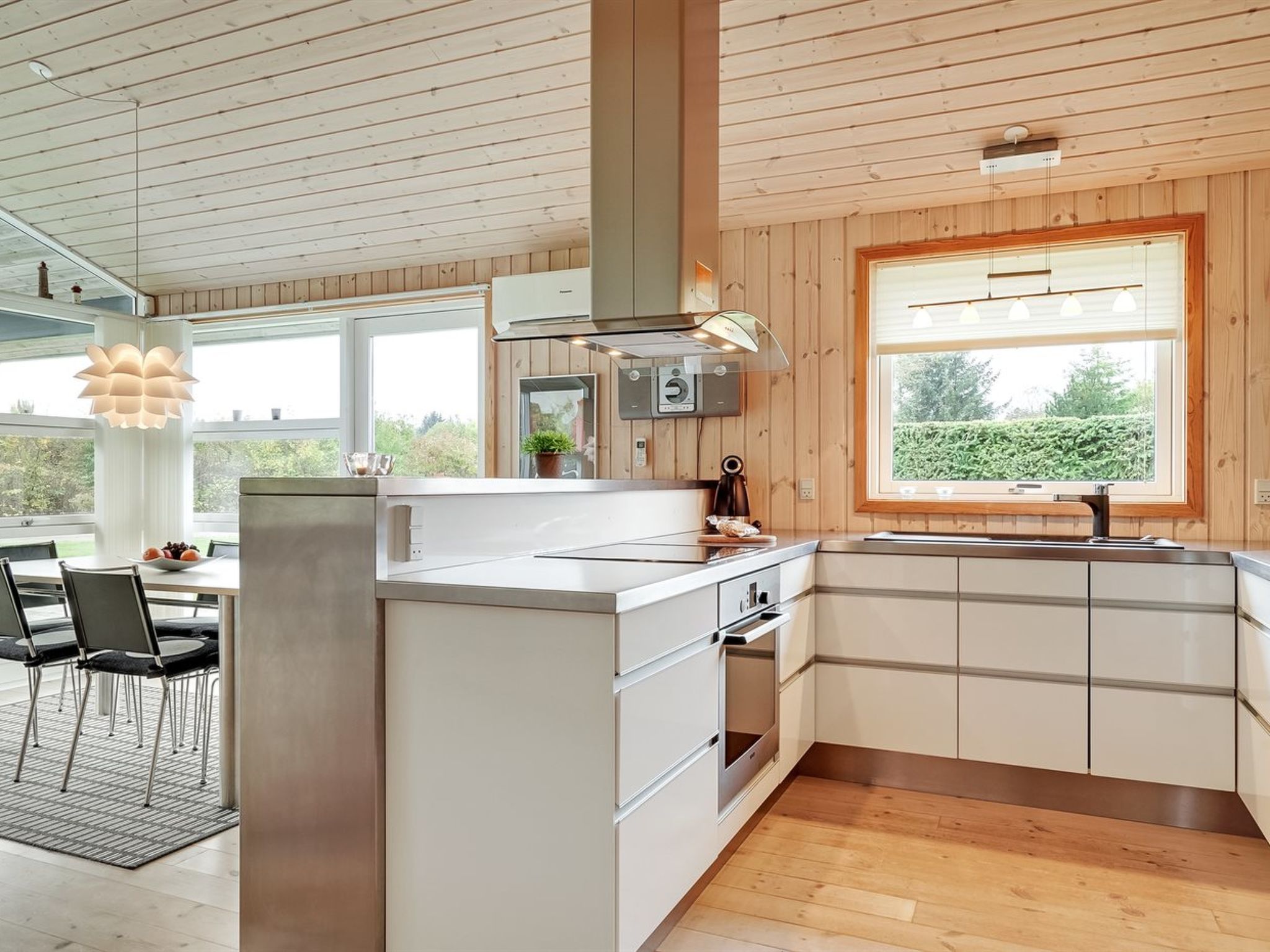 "Tayler" - 1.8km from the sea - Binnen