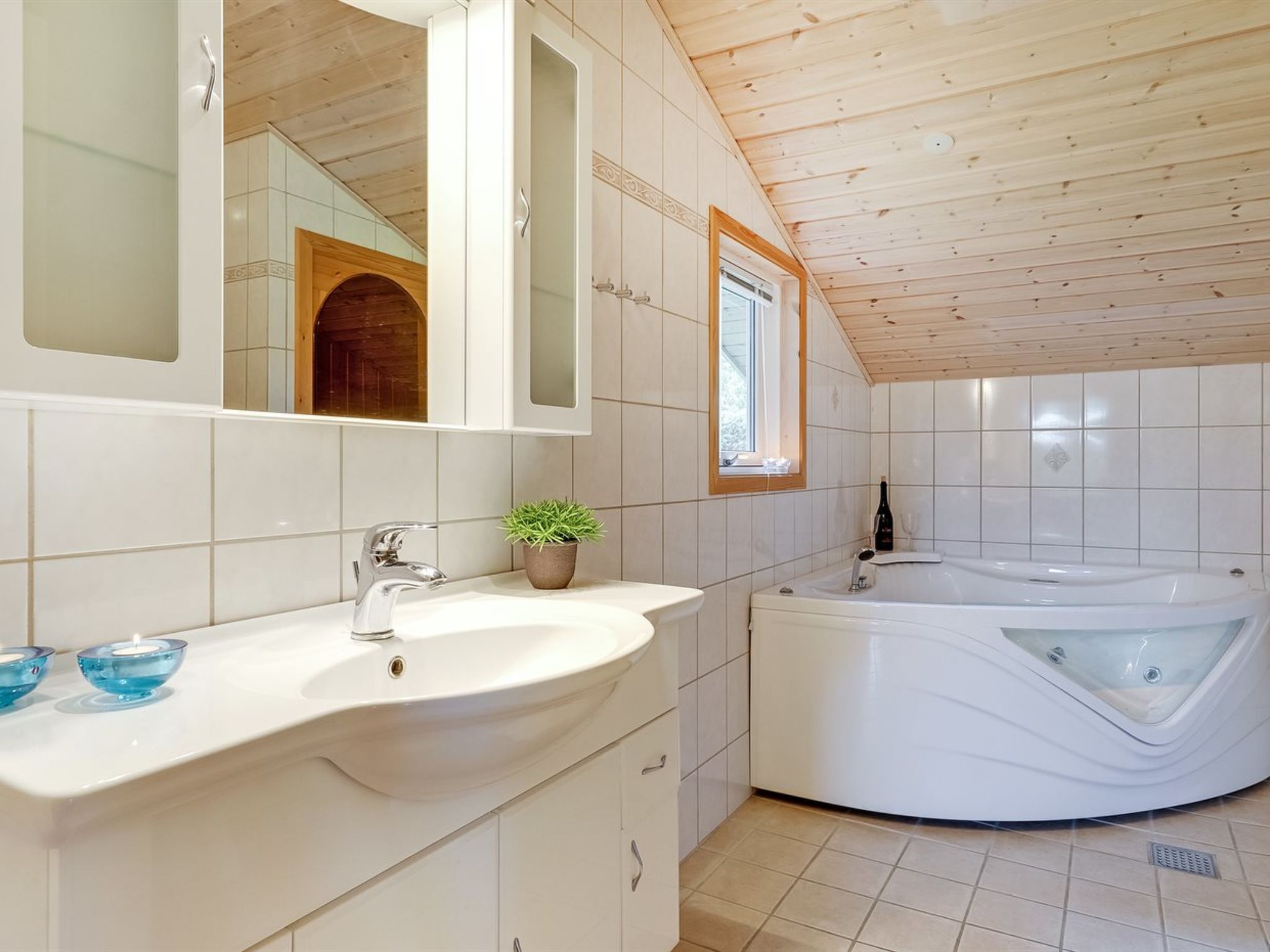 "Tayler" - 1.8km from the sea - Binnen
