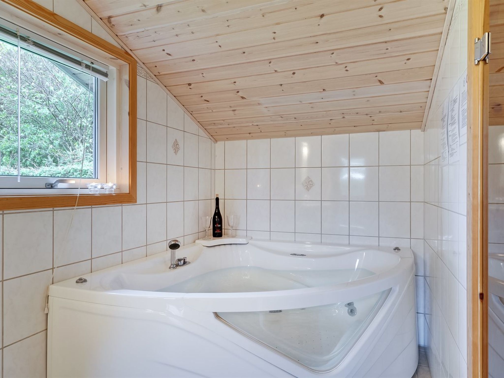 "Tayler" - 1.8km from the sea - Binnen