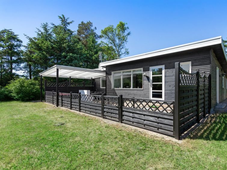"Raya" - 250m from the sea", huis 3-kamers 92 m2. Het objekt is geschikt voor 6 volwassenen. Woonkamer met radio. 1 kamer met 1 bed en 1 x 2 stapelbedden. 1 kamer met 1 2-pers bed. 1 kamer met 2 bedde..