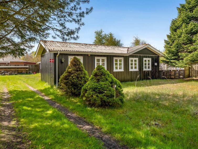 "Ingobert" - 50m from the sea", huis 2-kamers 67 m2. Het objekt is geschikt voor 4 volwassenen. Woonkamer met TV, CD-speler, stereo-installatie en DVD. 1 kamer met 1 2-pers bed. 1 kamer met 1 x 2 stap..