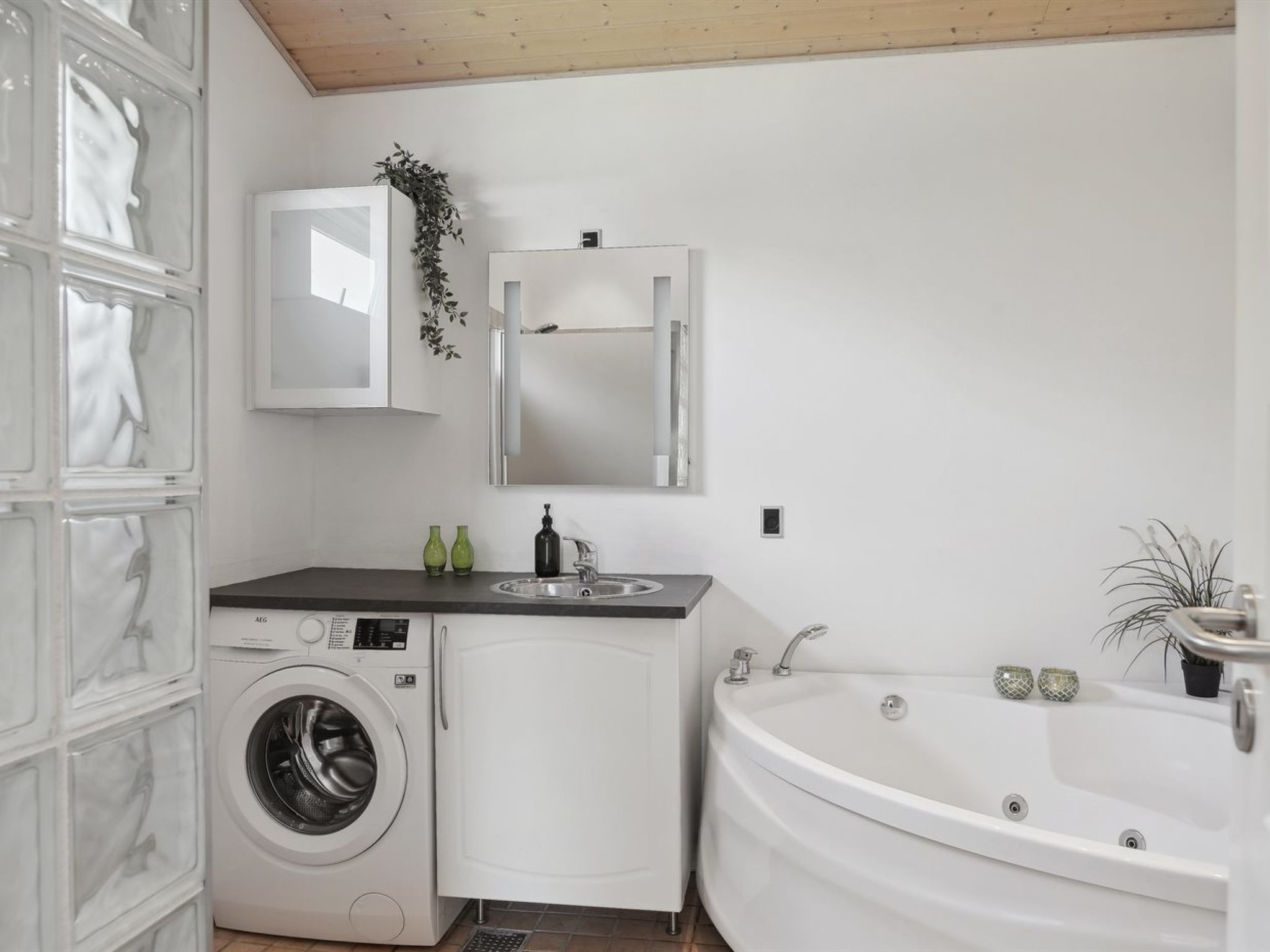 "Bertram" - 1.9km from the sea-Binnen