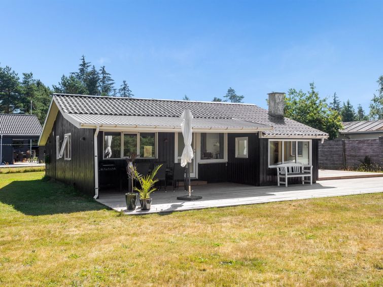 "Landolf" - 250m from the sea", huis 3-kamers 80 m2. Het objekt is geschikt voor 6 volwassenen. Woonkamer met TV. 1 kamer met 1 2-pers bed. 1 kamer met 1 2-pers bed. 1 kamer met 2 bedden. Keuken (oven..