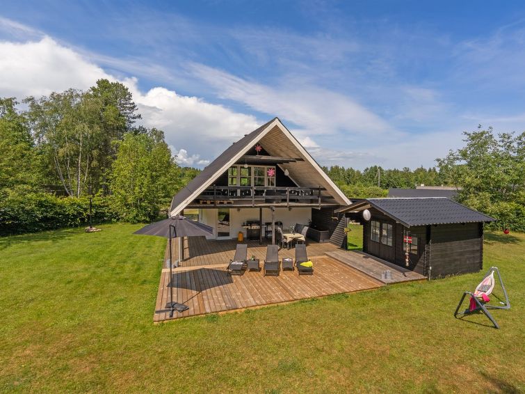 "Edith" - 1km from the sea", huis 3-kamers 92 m2. Het objekt is geschikt voor 4 volwassenen + 4 kinderen. Woonkamer met TV, radio en DVD. 1 kamer met 1 2-pers bed. Studio 1 kamer met met 1 x 2 stapelb..