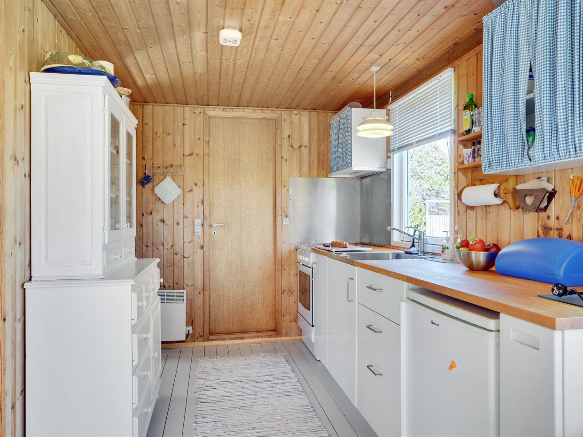 "Julla" - 1.5km from the sea - Binnen