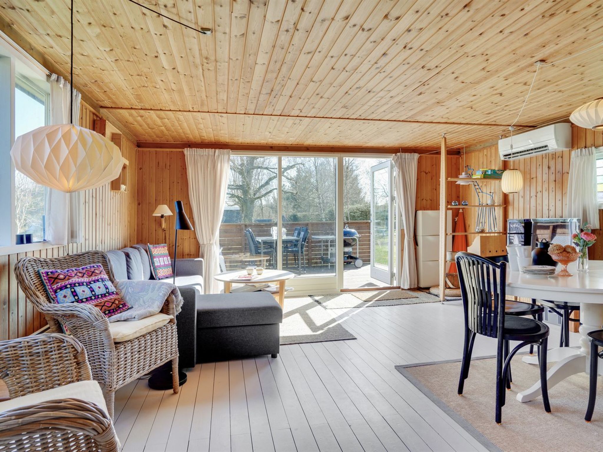 "Julla" - 1.5km from the sea - Binnen