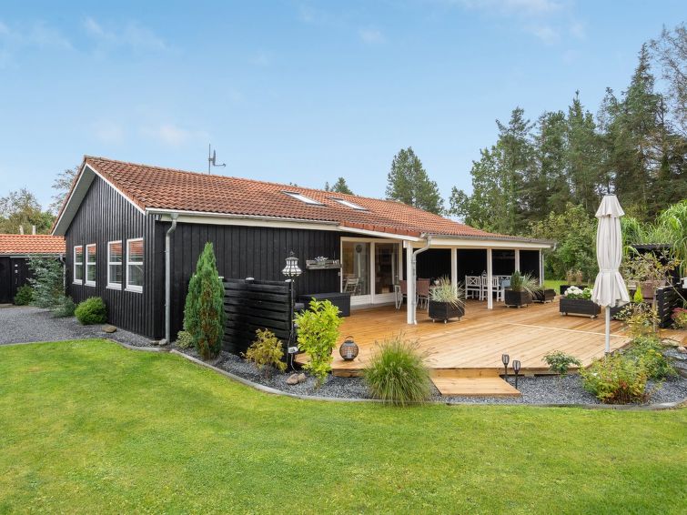 "Almen" - 400m from the sea", 4-Zimmer-Haus 102 m2. Objekt geeignet für 7 Erwachsene + 1 Kind. Wohnzimmer mit TV. 1 Zimmer mit 1 Doppelbett. 1 Zimmer mit 1 Doppelbett. 1 Zimmer mit 1 Bett. 1 Zimmer m..