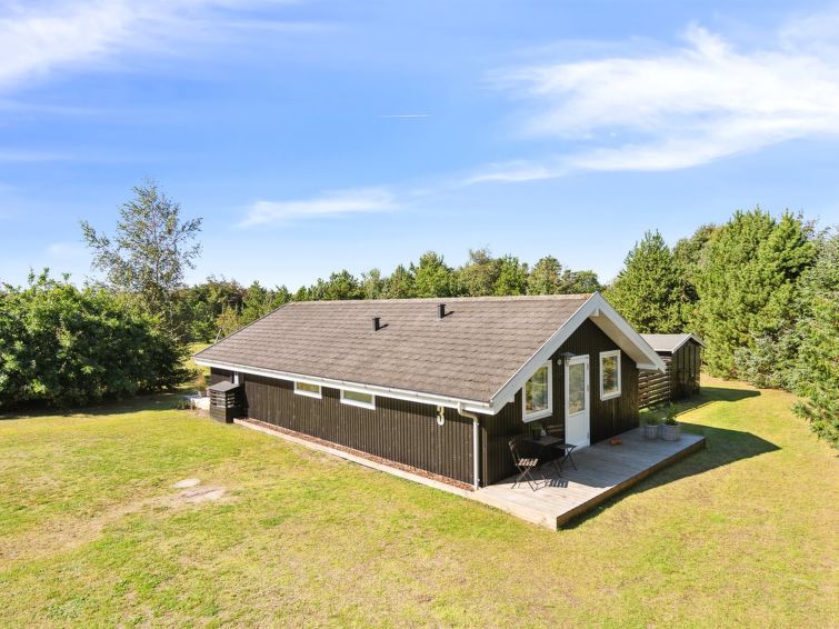 "Aderice" - 1km from the sea", huis 3-kamers 60 m2. Het objekt is geschikt voor 6 volwassenen + 1 kinderen. Woonkamer met TV en radio. 1 kamer met 1 2-pers bed. 1 kamer met 1 2-pers bed. 1 kamer met 1..