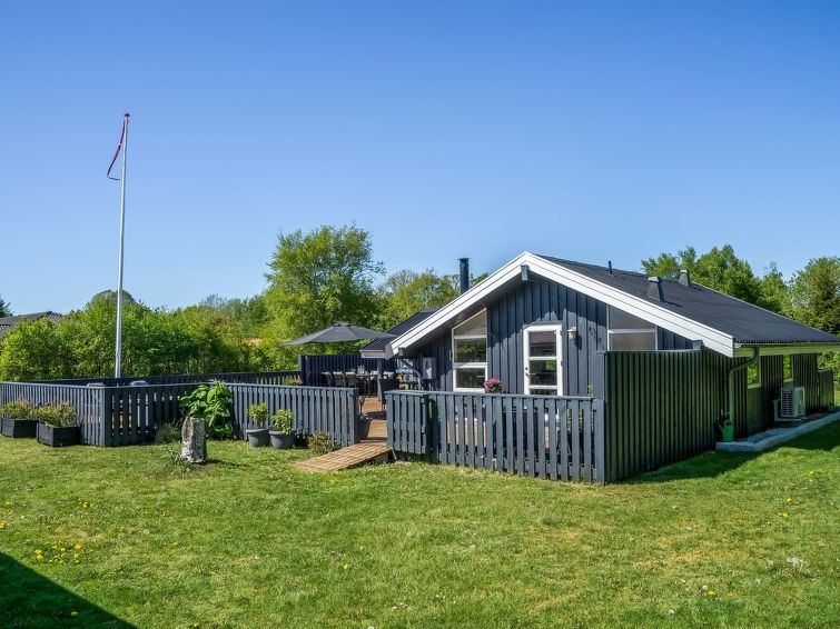 "Bryti" - 500m from the sea", huis 2-kamers 74 m2. Het objekt is geschikt voor 4 volwassenen. Woonkamer met TV en radio. 1 kamer met 1 2-pers bed. 1 kamer met 1 2-pers bed. Keuken (oven, afwasmachine,..