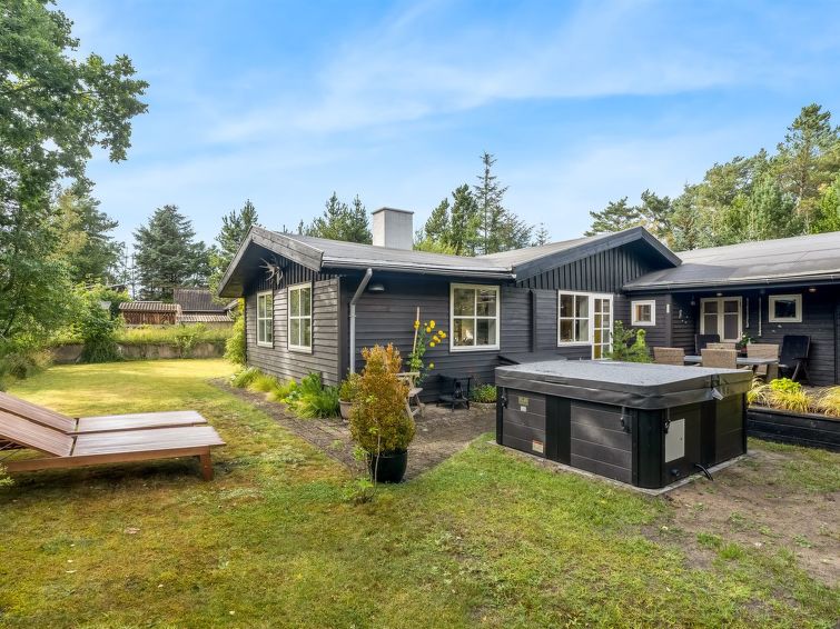 "Ellinore" - from the sea", huis 3-kamers 70 m2. Het objekt is geschikt voor 6 volwassenen + 1 kinderen. Woonkamer met TV. 1 kamer met 1 2-pers bed. Studio 1 kamer met met 1 2-pers bed. Keuken (oven, ..
