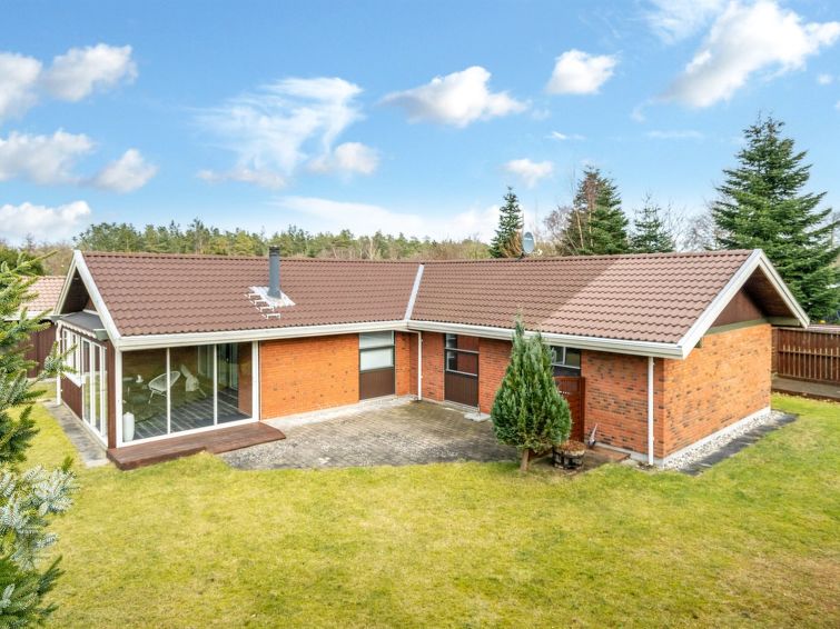 "Adrienne" - from the sea", huis 4-kamers 129 m2. Het objekt is geschikt voor 8 volwassenen + 1 kinderen. Woonkamer met TV. 1 kamer met 1 2-pers bed. 1 kamer met 2 bedden. Studio 1 kamer met met 1 2-p..