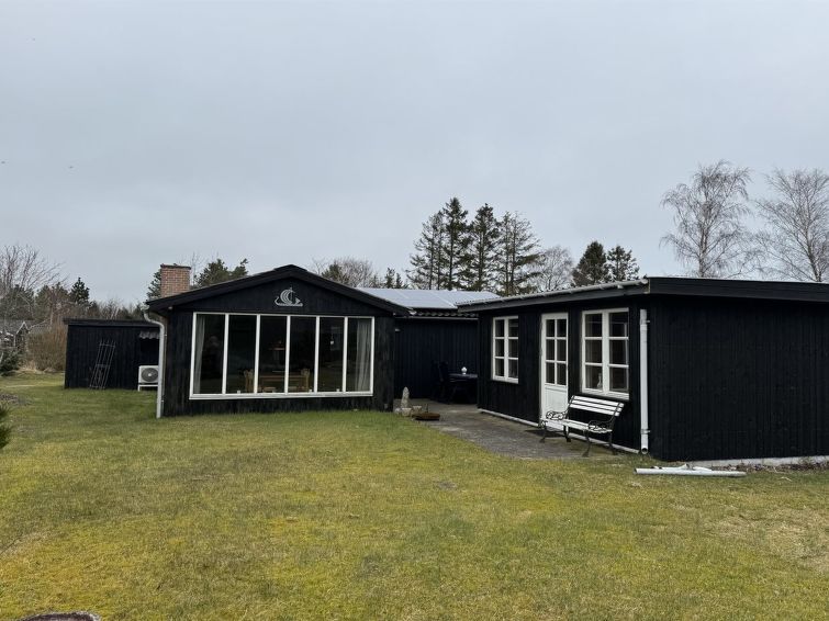 "Yaris" - from the sea", 4-Zimmer-Haus 95 m2. Objekt geeignet für 6 Erwachsene. Wohnzimmer mit 2 Betten, 1 Doppeldiwanbett und TV. Studio 1 Zimmer mit mit 2 Betten, 1 Doppeldiwanbett und 1 Doppelbett..