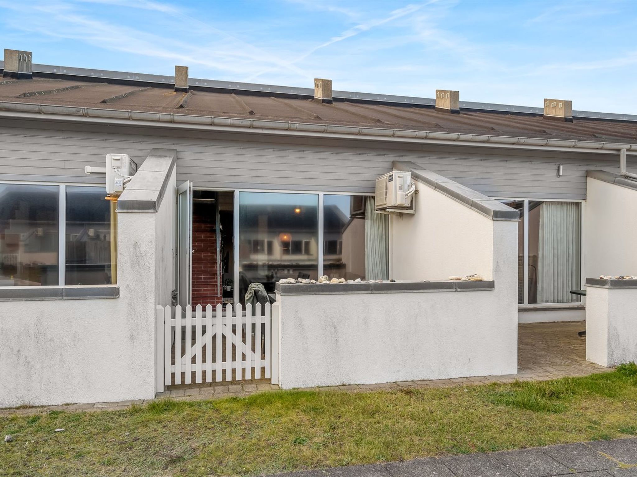 "Alena" - 50m from the sea", 3-Zimmer-Wohnung 63 m2. Objekt geeignet für 6 Erwachsene. Wohnzimmer mit TV. 1 Zimmer mit 1 Doppelbett. 1 Zimmer mit 1 x 2 Etagenbetten. 1 Zimmer mit 1 x 2 Etagenbetten. ..