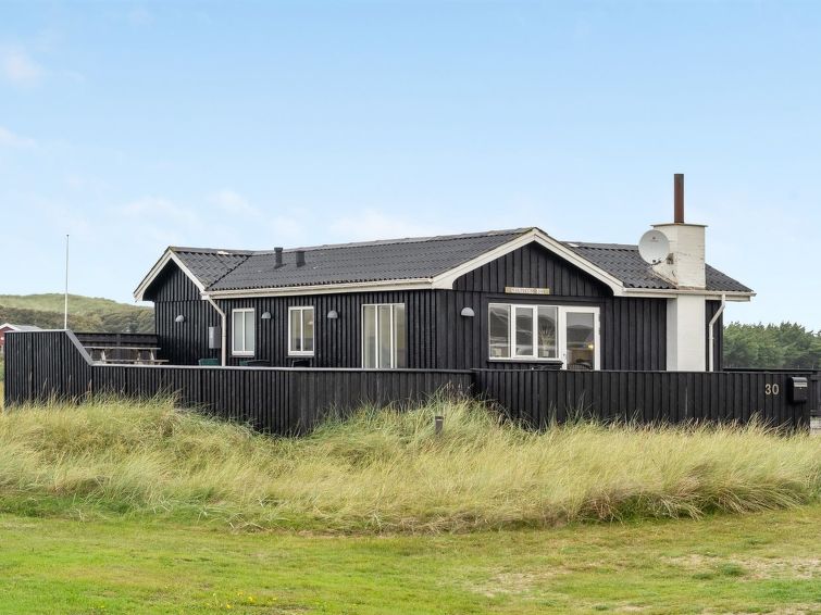 "Helma" - 200m from the sea", 2-Zimmer-Haus 66 m2. Objekt geeignet für 5 Erwachsene. Wohnzimmer mit TV und Radio. 1 Zimmer mit 1 Doppelbett. 1 Zimmer mit 1 Bett und 1 Doppelbett. Küche (Backofen, Ge..