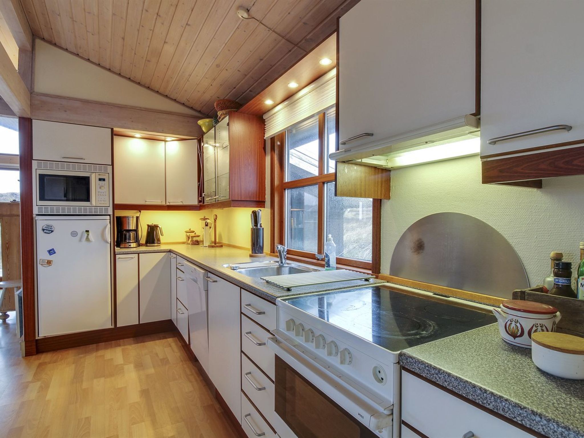 "Essie" - 250m from the sea-Inside