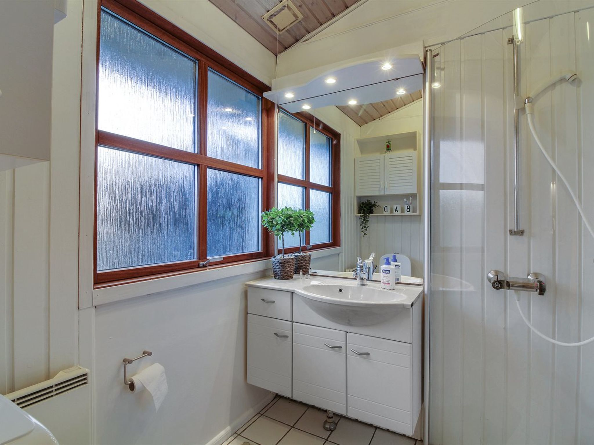 "Essie" - 250m from the sea-Inside