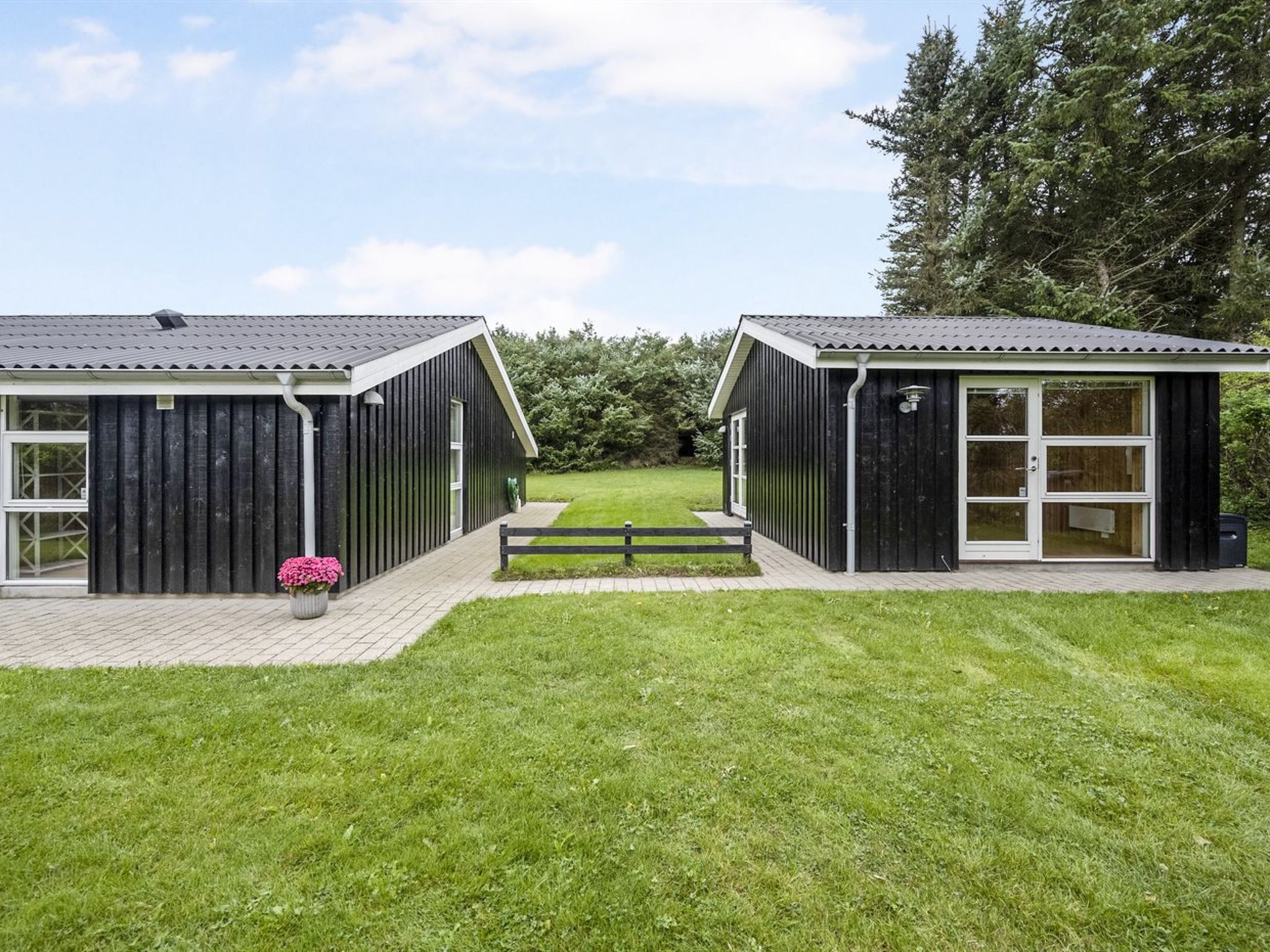 "Into" - 400m from the sea - Buiten