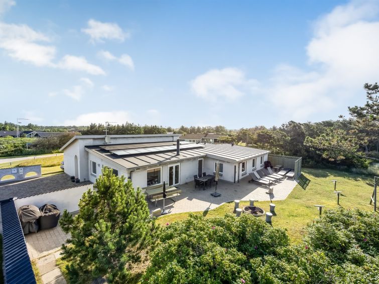 "Lenni" - 700m from the sea", huis 4-kamers 195 m2. Het objekt is geschikt voor 10 volwassenen + 2 kinderen. Woonkamer met TV, radio, CD-speler, stereo-installatie en DVD. 1 kamer met 2 x 2 stapelbedd..