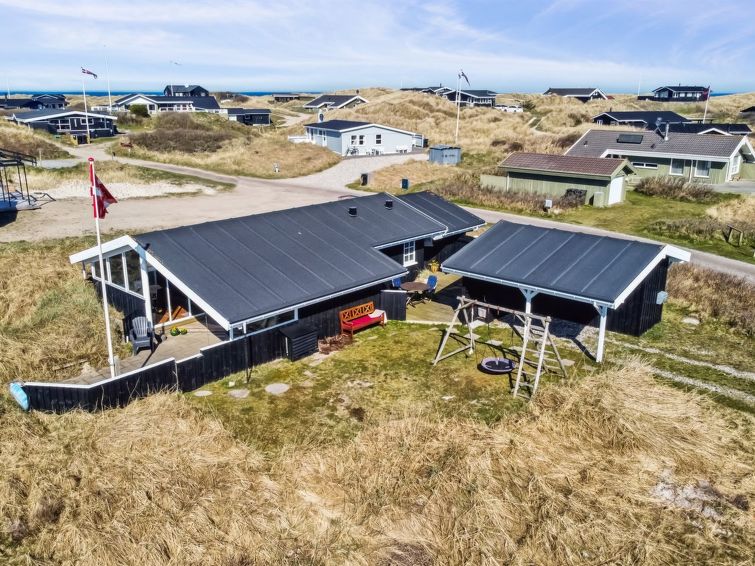 "Vesa" - 200m from the sea", huis 3-kamers 82 m2. Het objekt is geschikt voor 6 volwassenen + 1 kinderen. Woonkamer met TV. 1 kamer met 1 2-pers bed. 1 kamer met 1 x 2 stapelbedden. 1 kamer met 1 2-pe..