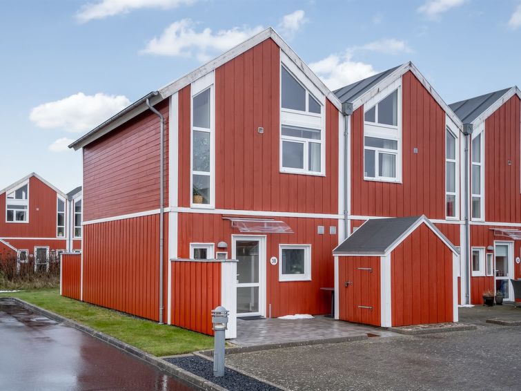 "Rikhard" - 800m from the sea", 2-Zimmer-Haus 82 m2. Objekt geeignet für 4 Erwachsene + 2 Kinder. Wohnzimmer mit TV. 1 Zimmer mit 2 Betten. Offene Galerie 1 Zimmer mit 2 Betten und 2 Schlafmöglichke..