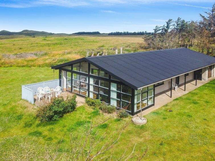 "Skyler" - 400m from the sea", huis 3-kamers 125 m2. Het objekt is geschikt voor 6 volwassenen. Woonkamer met TV. 1 kamer met 1 2-pers bed. 1 kamer met 1 2-pers bed. 1 kamer met 2 bedden. Keuken (oven..
