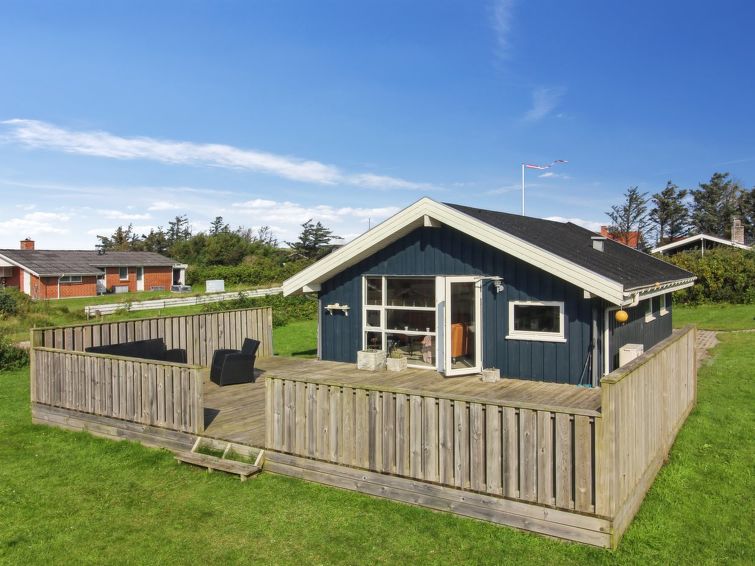 "Birger" - 500m from the sea", huis 3-kamers 55 m2. Het objekt is geschikt voor 4 volwassenen. Woonkamer met TV. 1 kamer met 1 2-pers bed. 1 kamer met 1 bed. 1 kamer met 1 bed. Keuken (oven, afwasmach..