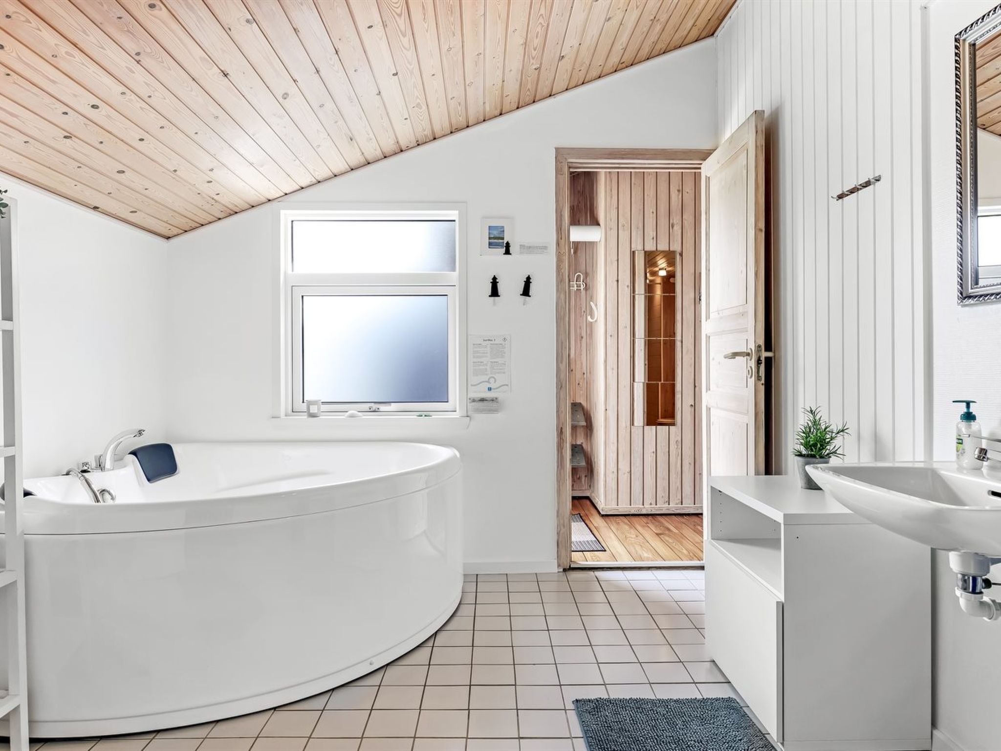 "Arild" - 300m from the sea - Binnen