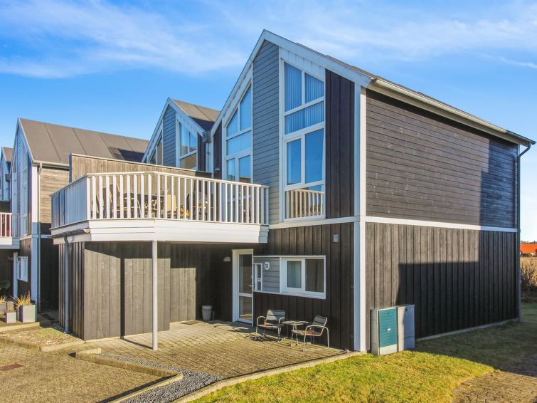 "Truls" - 700m from the sea", appartement 3-kamers 97 m2. Het objekt is geschikt voor 6 volwassenen. Woonkamer met TV en radio. 1 kamer met 1 2-pers bed. 1 kamer met 1 2-pers bed. 1 kamer met 2 bedden..