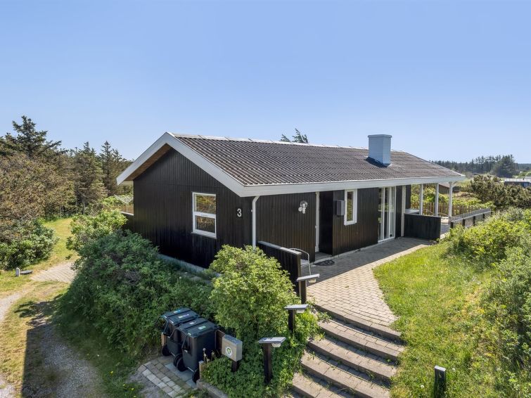 "Letje" - 500m from the sea", huis 3-kamers 76 m2. Het objekt is geschikt voor 4 volwassenen + 2 kinderen. Woonkamer met TV. 1 kamer met 1 2-pers bed. 1 kamer met 1 2-pers bed. 1 kamer met 1 x 2 stape..