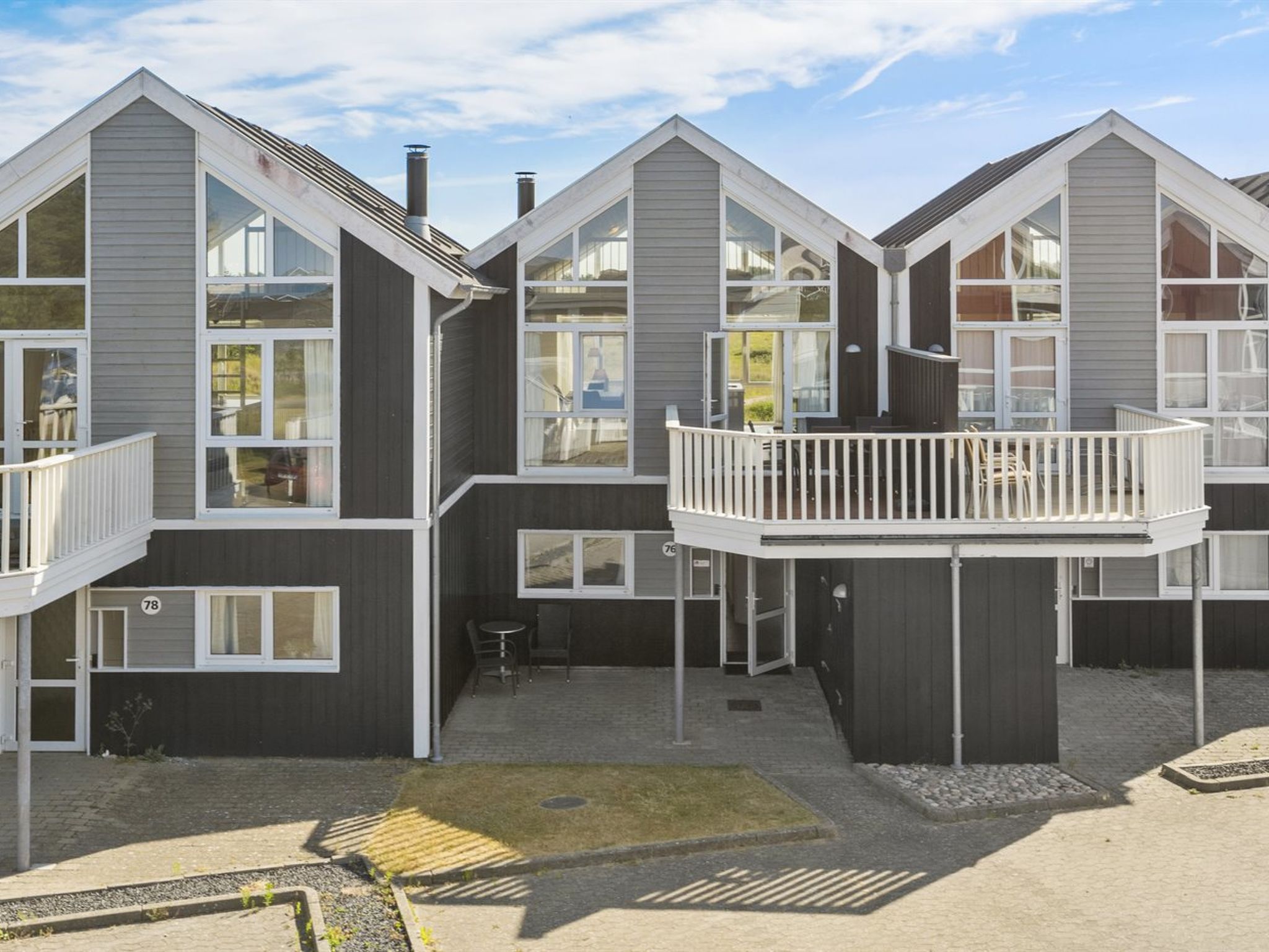 "Heraldina" - 700m from the sea", appartement 3-kamers 97 m2. Het objekt is geschikt voor 6 volwassenen. Woonkamer met TV. 1 kamer met 1 2-pers bed. 1 kamer met 1 2-pers bed. 1 kamer met 2 bedden. Keu..