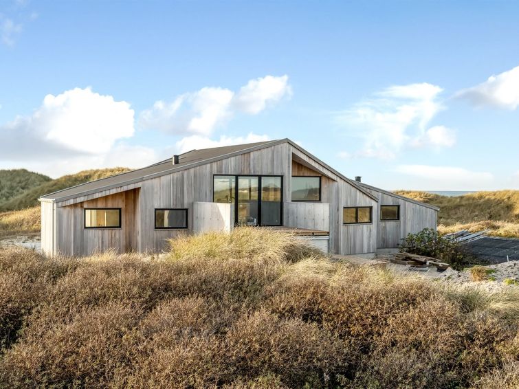 "Tamina" - 50m from the sea", huis 5-kamers 235 m2. Het objekt is geschikt voor 10 volwassenen. Woonkamer met TV. 1 kamer met 1 2-pers bed. 1 kamer met 1 2-pers bed. 1 kamer met 1 2-pers bed. 1 kamer ..
