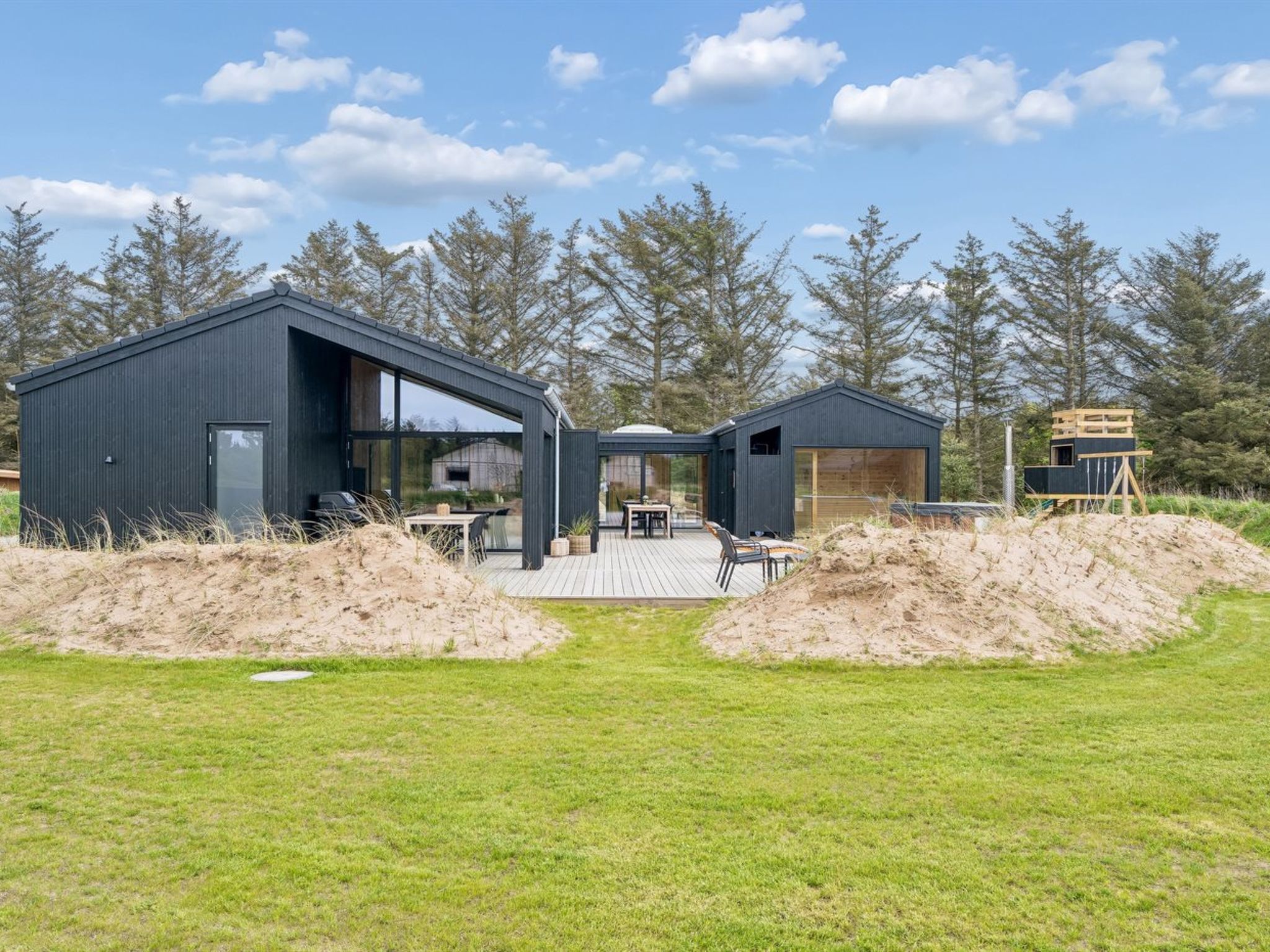 "Ania" - 500m from the sea", huis 5-kamers 184 m2. Het objekt is geschikt voor 8 volwassenen + 2 kinderen. Woonkamer met TV. 1 kamer met 1 2-pers bed. 1 kamer met 1 2-pers bed. 1 kamer met 1 2-pers be..