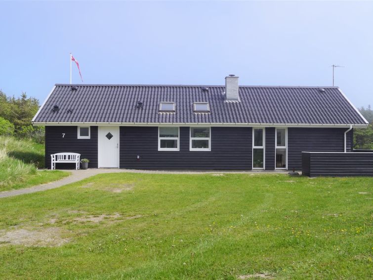 "Aved" - 350m from the sea", huis 3-kamers 102 m2. Het objekt is geschikt voor 8 volwassenen + 1 kinderen. Woonkamer met TV, CD-speler en DVD. 1 kamer met 2 bedden. 1 kamer met 2 bedden. 1 kamer met 2..