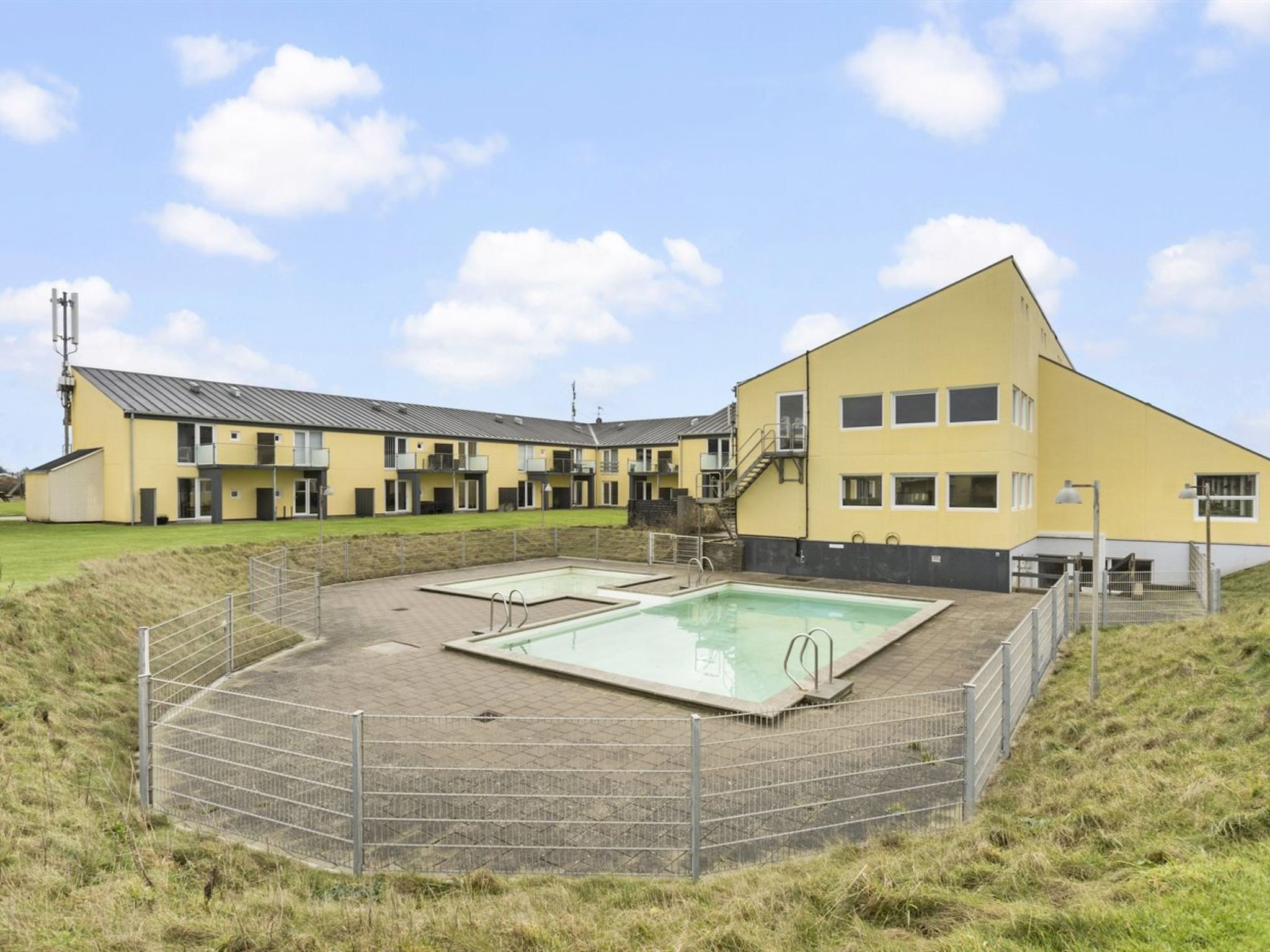 "Solveg" - 150m from the sea", appartement 2-kamers 45 m2. Het objekt is geschikt voor 4 volwassenen. Woonkamer met 1 2-pers divanbed en TV. 1 kamer met 1 2-pers bed. Keuken (2-pits kookplaat, oven, a..