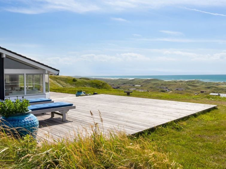 "Alyssa" - 300m from the sea", huis 3-kamers 147 m2. Het objekt is geschikt voor 6 volwassenen + 1 kinderen. Woonkamer met TV, CD-speler, stereo-installatie en DVD. 1 kamer met 1 2-pers bed. 1 kamer m..