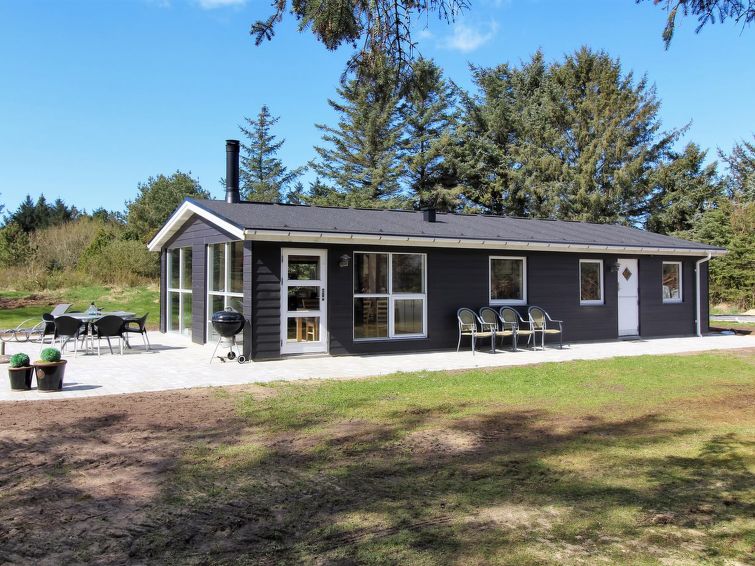 "Micaela" - 650m from the sea", huis 3-kamers 85 m2. Het objekt is geschikt voor 6 volwassenen. Woonkamer met TV, radio en DVD. 1 kamer met 1 2-pers bed. 1 kamer met 1 2-pers bed. 1 kamer met 1 x 2 st..