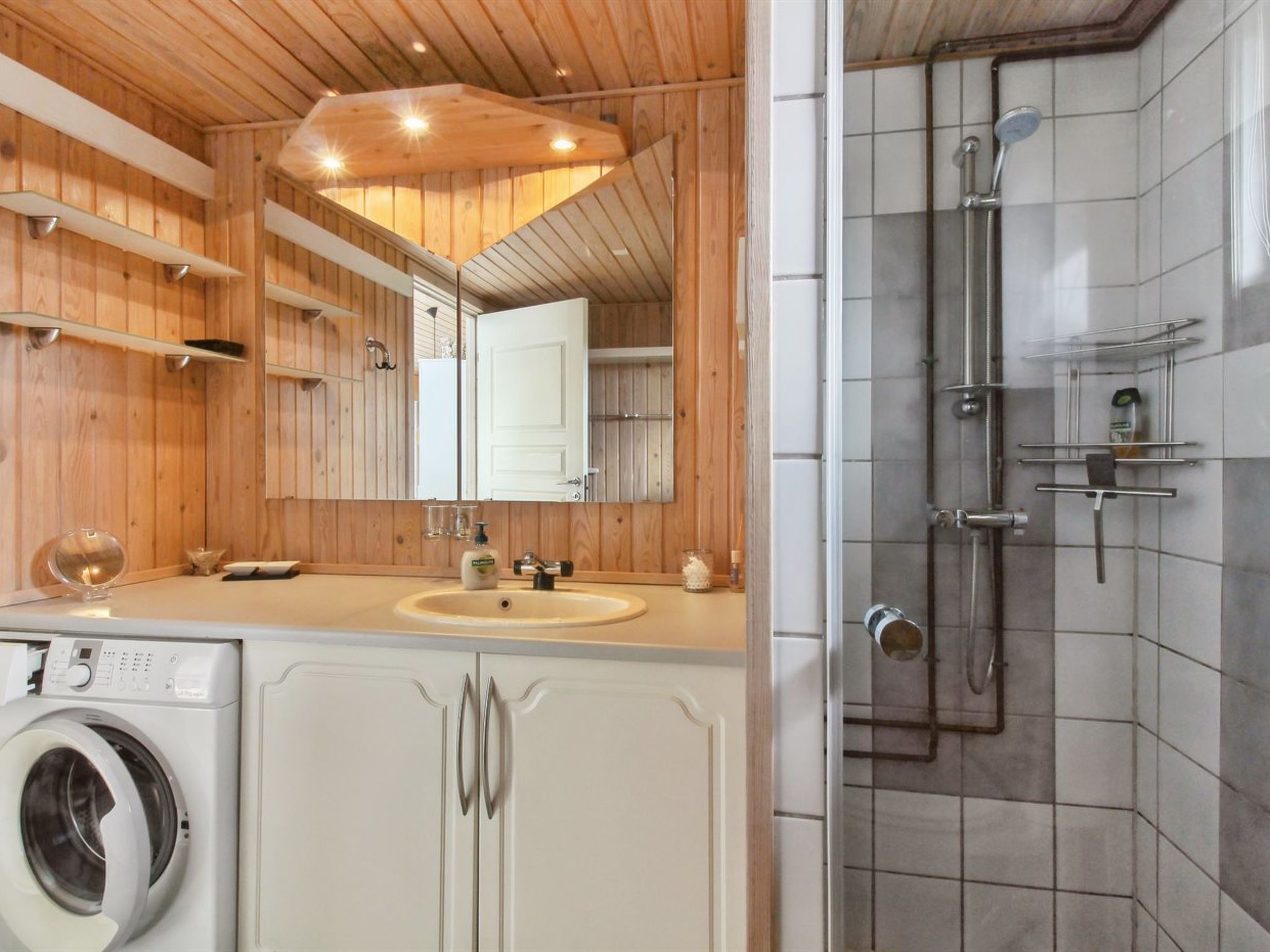 "Mitre" - 300m from the sea-Binnen