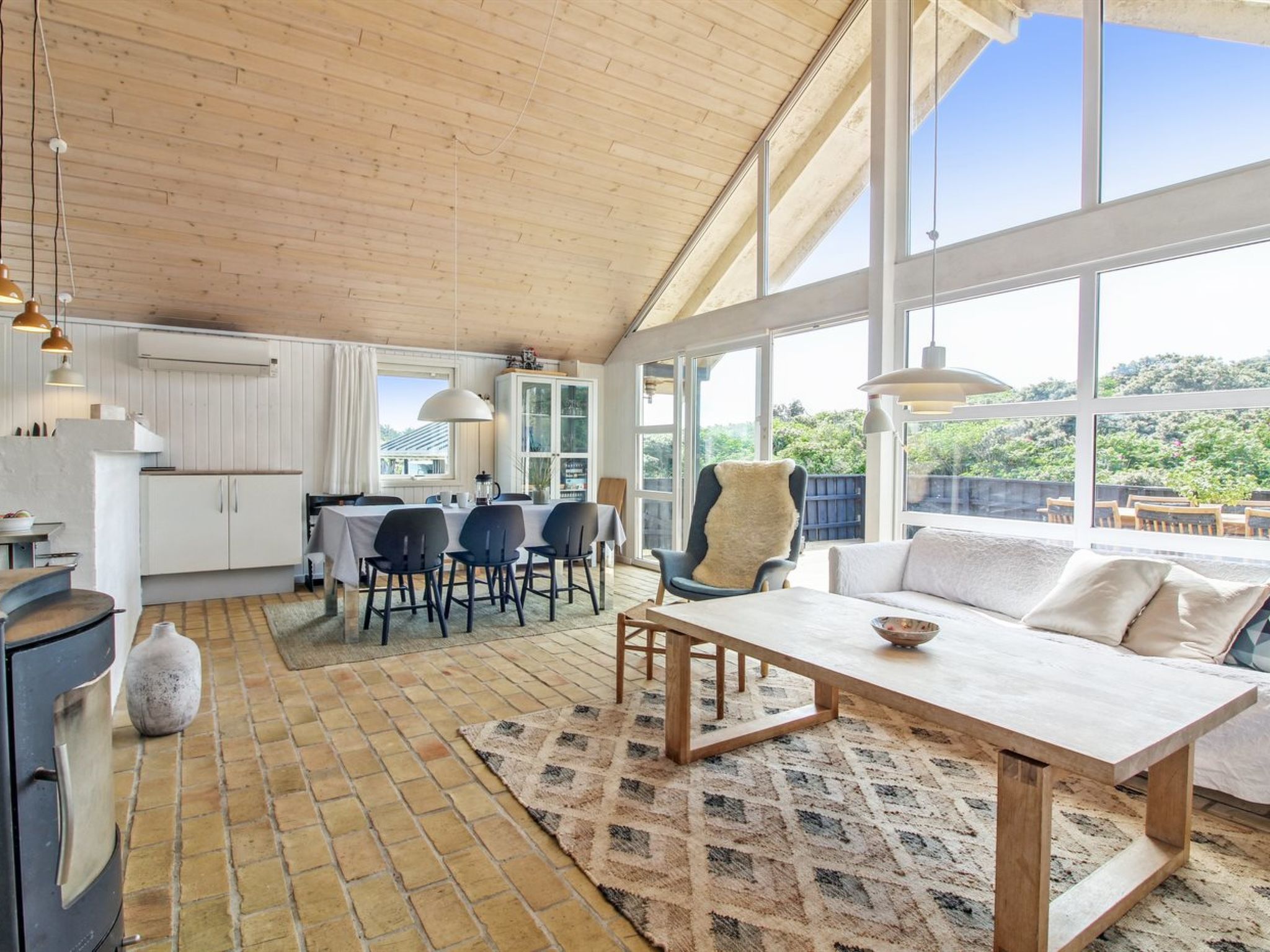 "Harry" - 100m from the sea-Inside