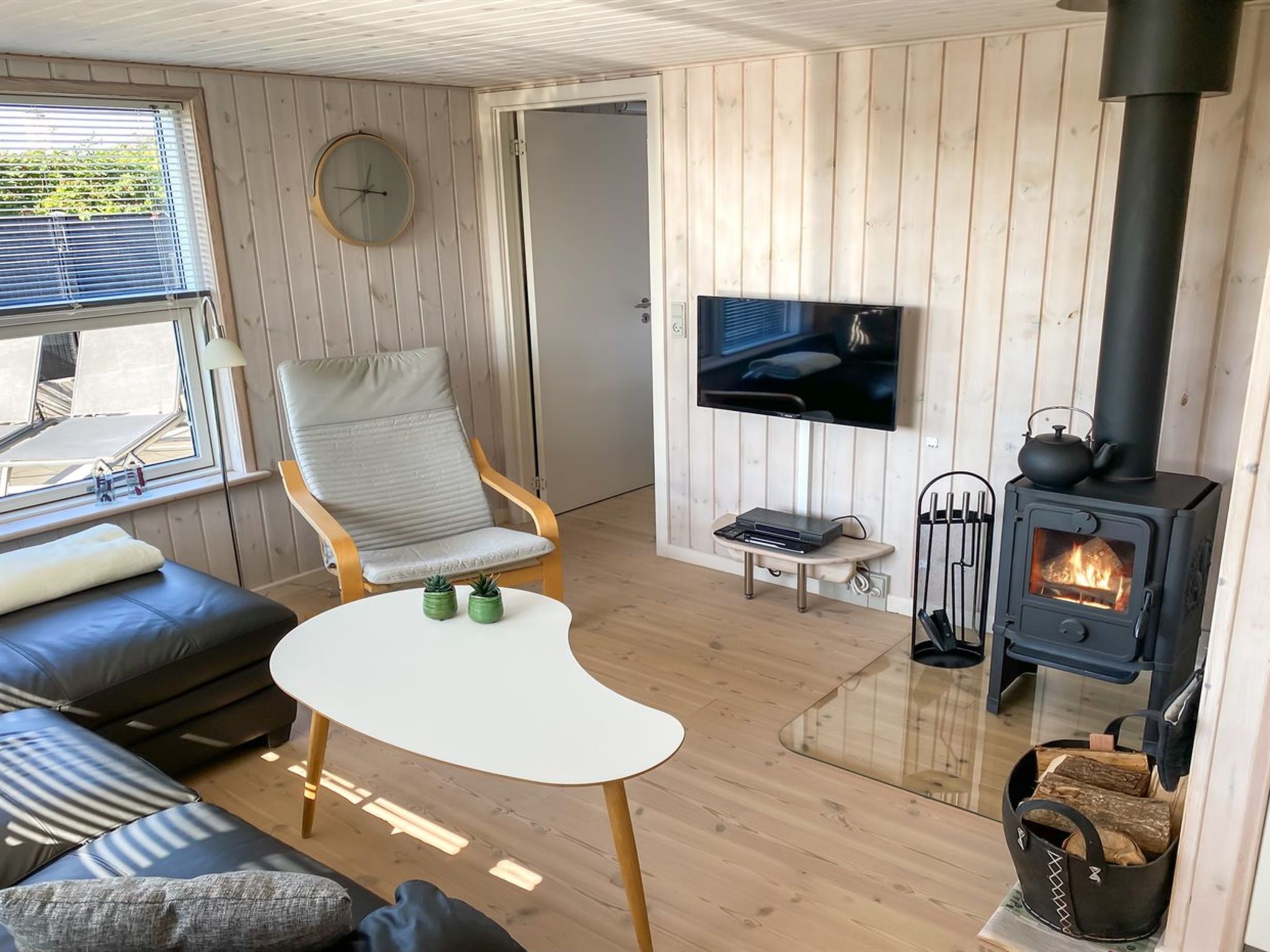 "Laurits" - 300m from the sea-Binnen