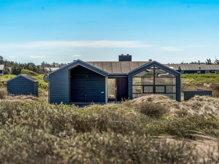 "Erko" - 150m from the sea", 2-Zimmer-Haus 103 m2. Objekt geeignet für 4 Erwachsene. Wohnzimmer mit TV, Radio, CD und DVD. 1 Zimmer mit 1 Doppelbett. 1 Zimmer mit 1 Doppelbett. Küche (Backofen, Gesc..