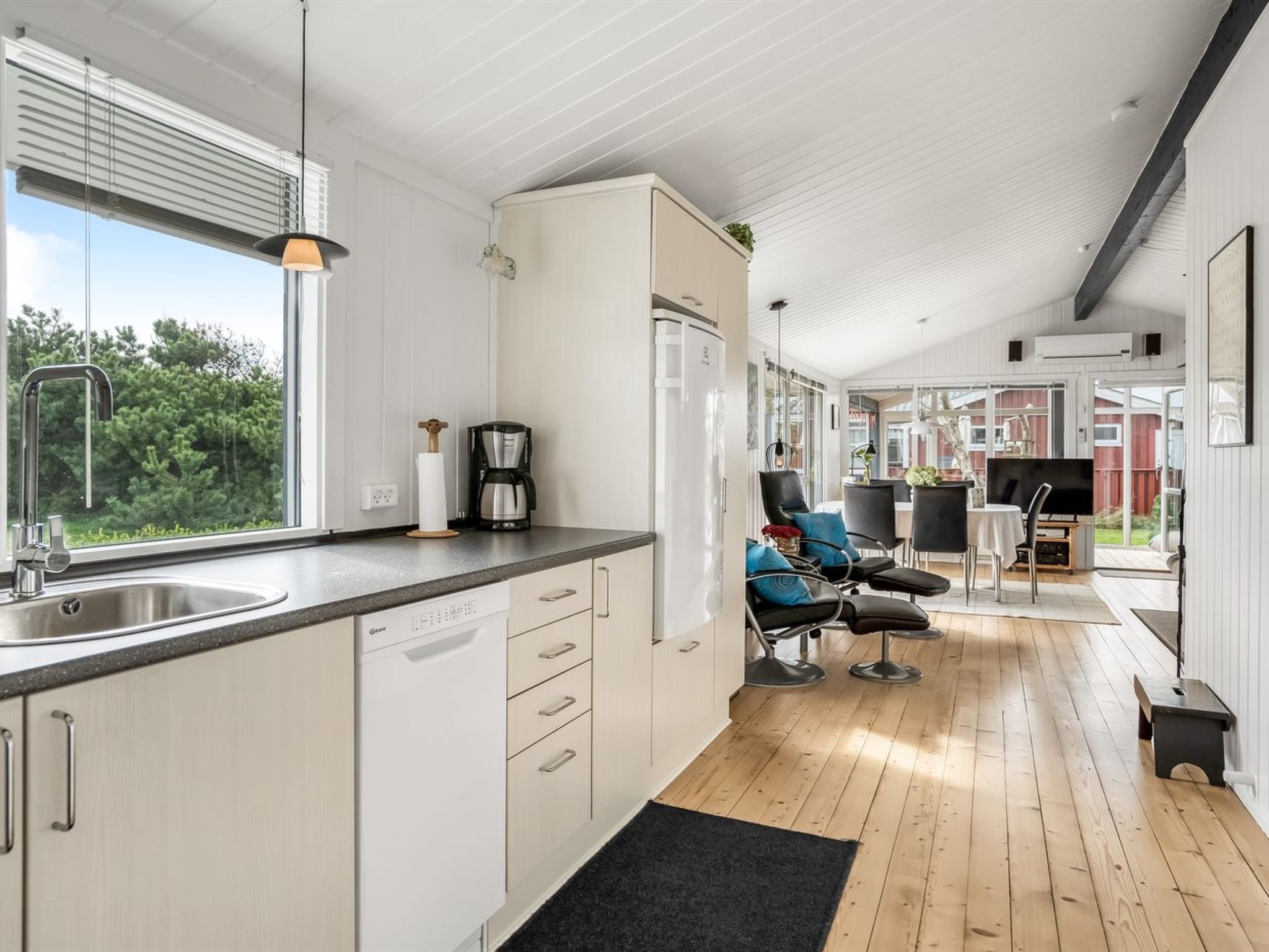 "Hælf" - 400m from the sea-Drinnen